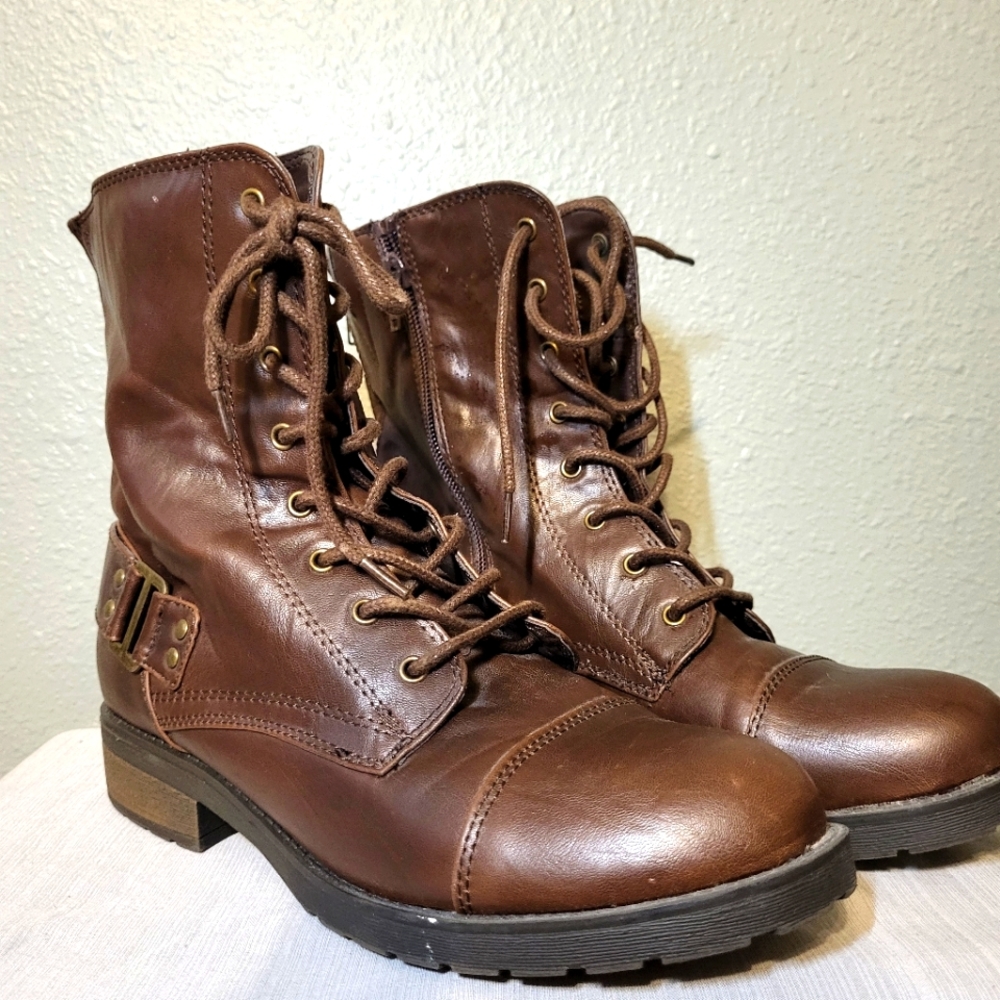 Comfy Woman's Brown Boots Size 8